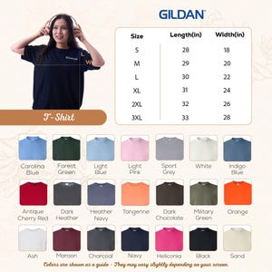 Puede incluir: Una mujer lleva una camiseta negra. La imagen muestra una tabla de tallas con medidas en pulgadas y una carta de colores con varios colores de camisetas, incluyendo Azul Carolina, Verde Bosque y Rojo Cereza Antiguo. Las longitudes de las camisetas var&iacute;an de 71 cm a 84 cm.