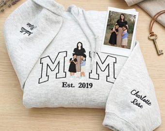 Felpa con cappuccio per la mamma con foto di famiglia, felpa personalizzata ricamata con ritratto della mamma, ritratto della nonna, regalo personalizzato per una mamma con 2 figlie