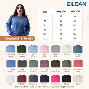 Puede incluir: Una sudadera azul con la palabra "Grandma" bordada en el pecho. La imagen muestra una tabla de tallas con medidas en cm y una paleta de colores de varios tonos de sudadera, incluyendo Carolina Blue, Forest Green y HT Scarlet Red.