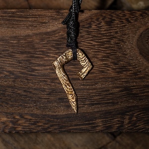Focus: handgemaakte bronzen hanger, dark-fantasy artefact, talisman