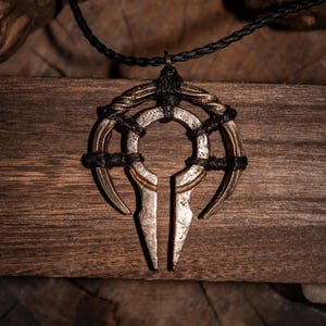 Midsommar Witch Talisman, handgjutet bronshänge