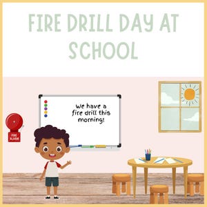 Puede incluir: Ilustración de una escena de aula con el texto "FIRE DRILL DAY AT SCHOOL". Una pizarra dice "¡Tenemos un simulacro de incendio esta mañana!" Un niño de dibujos animados saluda cerca de la pizarra. También se ven una alarma de incendios y una ventana con un sol.