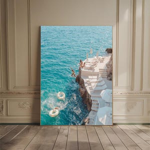 Impressão de mergulho em penhasco na Costa Amalfitana: arte costeira retrô da Riviera Italiana (download digital)