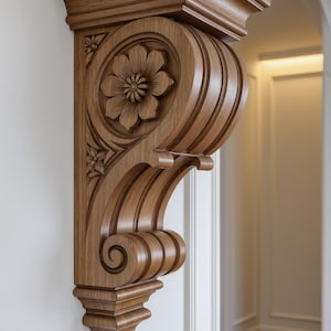 Puede incluir: Un ménsula de madera tallada con un diseño floral. La ménsula está montada en una pared blanca y tiene un acabado de madera natural y cálido. El diseño incluye una flor grande y volutas, un elemento arquitectónico decorativo.