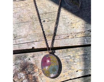 Handgemaakte ovale ketting met geperste bloem