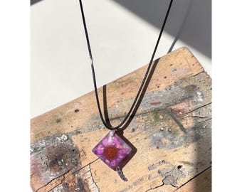 Handgemaakte ketting van geperste bloemhars