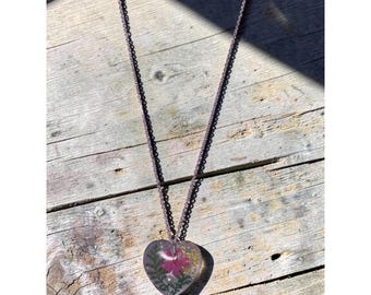 Handgemaakte hartketting met geperste bloem