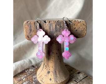 Handgemaakte roze kruisoorbellen met bloemen