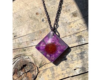 Handgemaakte paarse geperste bloemketting