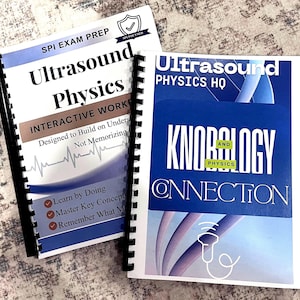 Puede incluir: Dos libros de estudio encuadernados en espiral sobre física de ultrasonidos. El libro de la izquierda se titula Ultrasound Physics Interactive Workbook. El de la derecha se titula Ultrasound Physics HQ Knobology and Physics Connection.