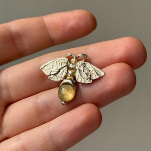 Polilla "Nox" de latón | Collar con polilla y luna invertida | Hecho a mano en Italia