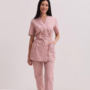 Conjunto de uniforme médico rosa pálido para mujer / Uniforme médico clásico / Elegante conjunto de uniforme de enfermera (camiseta y pantalón) / Conjunto de enfermería / Ropa de trabajo hospitalaria