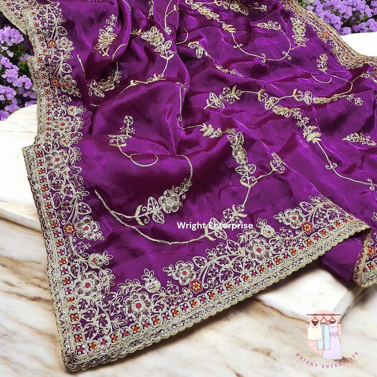刺繍のシークエンスワークが施された紫色のシルクサリー、未縫製の