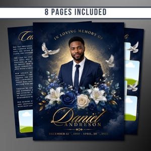 Op de afbeelding: Een herdenkingsprogramma met een portret van een man in een marineblauw pak, omringd door witte duiven en blauwe en witte bloemen. De tekst luidt "In Loving Memory of Daniel Andreson" en bevat data. De tekst "8 Pages Included" staat bovenaan.
