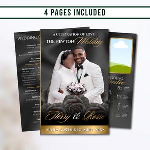 Könnte beinhalten: Ein vierseitiges Hochzeitskarten-Set in Schwarz und Gold. Das Deckblatt zeigt ein Foto eines Paares, den Text A CELEBRATION OF LOVE, THE NEWTON WEDDING, Herry & Rosse sowie SUNDAY, 25TH DECEMBER 20XX, verziert mit schwarzen Rosengrafiken.