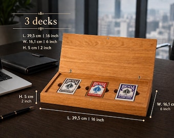 Handgemaakte eikenhouten opbergdoos voor 3 speelkaarten van pokerformaat, met magnetisch deksel, zachte vingeruitsparingen en een olie-wasafwerking, voor verzamelaars.