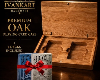 Kaarthouderset van eikenhout in boekvorm met 2 Bicycle Neptune's Graveyard-decks – Handgemaakte houten kaartorganizer met merklogo, een perfect cadeau.