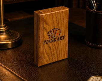 Kaarthouder, handgemaakt van massief eikenhout met magnetische sluiting en glazen venster, ideaal als cadeau voor hem of voor pokerliefhebbers.