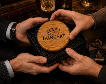 Eikenhouten speelkaartenhouder, rond van vorm, houten kaartenorganizer met magnetisch deksel, opbergdoos voor verzamelaars, cadeau voor pokerspelers en kaartliefhebbers