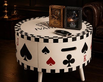 Handgemaakte ronde bijzettafel van eikenhout met print van speelkaarten, IVANKART-logo en lade, geschikt voor slaapkamer, woonkamer, pokerkamer of studio.