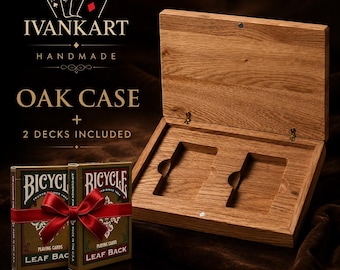 Cadeauset bestaande uit een eikenhouten etui in boekstijl + 2 decks Bicycle Leaf Back in rood en groen met gouden accenten, handgemaakt van massief eikenhout.