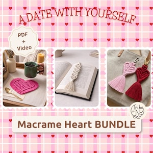 Könnte beinhalten: Ein digitales Bastelanleitungs-Set mit dem Titel A DATE WITH YOURSELF und Macrame Heart BUNDLE. Es enthält PDF- und Videoanleitungen zur Herstellung eines rosa Makramee-Herz-Untersetzers, eines cremefarbenen Makramee-Lesezeichens und zweier herzförmiger Schlüsselanhänger.