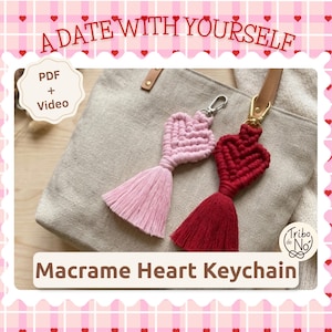 Pode incluir: Dois porta-chaves de macramé em forma de coração, um rosa claro e outro vermelho escuro, com um design de nós e uma borla. Os porta-chaves estão presos a uma mala de tecido bege. O texto inclui A DATE WITH YOURSELF, PDF + Video e Macrame Heart Keychain.
