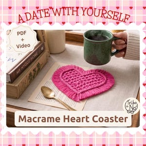 Könnte beinhalten: Ein leuchtend pinker, herzförmiger Makramee-Untersetzer mit Fransenrand. Das Bild enthält den Text A DATE WITH YOURSELF, PDF + Video, Macrame Heart Coaster und Tribo do Nó. Ein goldener Löffel und eine grüne, gesprenkelte Tasse sind zu sehen.