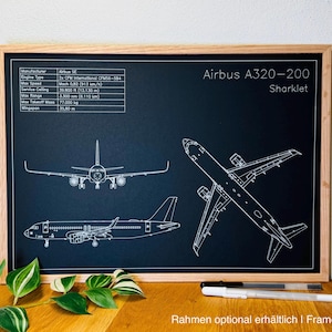 Könnte beinhalten: Gerahmter Druck im Blaupausenstil eines Airbus A320-200 Sharklet Flugzeugs. Der Druck zeigt drei Ansichten des Flugzeugs und technische Daten. Der Rahmen ist helles Holz.