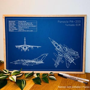 Könnte beinhalten: Ein gerahmter Bauplan eines Panavia PA-200 Tornado ECR-Flugzeugs mit technischen Zeichnungen und Spezifikationen in Weiß auf blauem Hintergrund. Der Rahmen ist aus hellem Holz. Der Text "Rahmen nicht enthalten | Frame not included" ist enthalten.