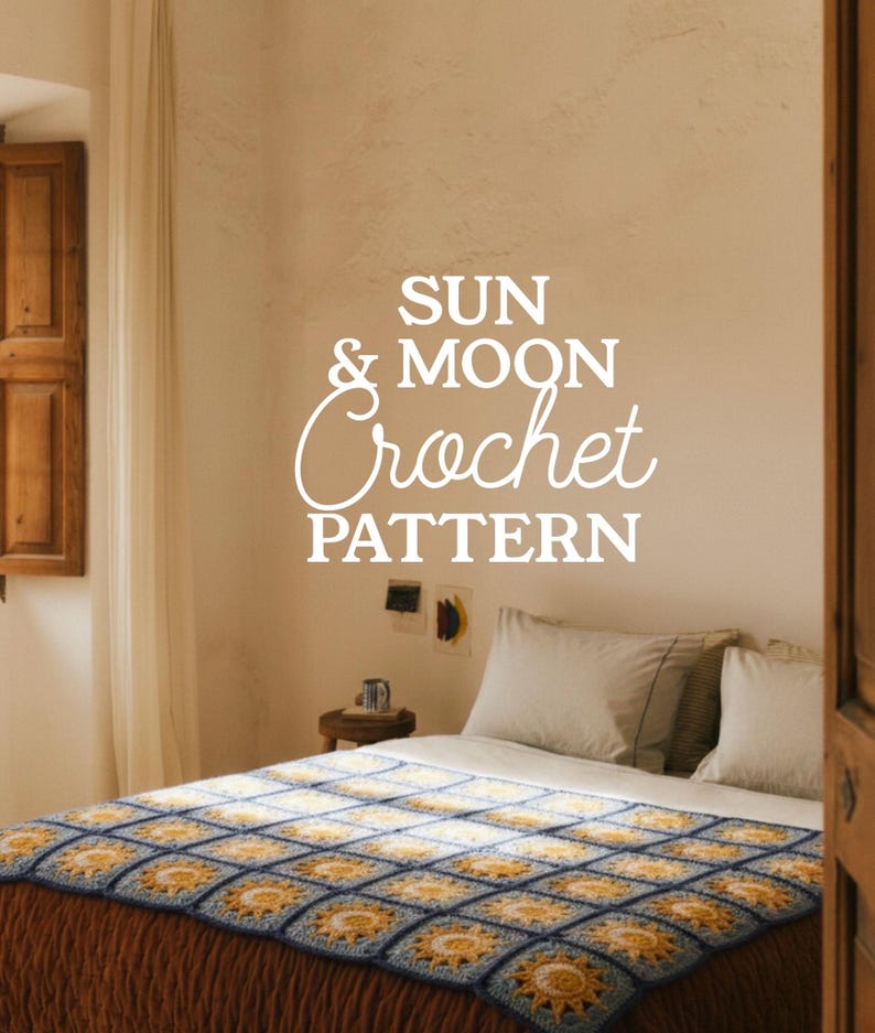 Puede incluir: Una cama con una manta de ganchillo azul, amarilla y marr&oacute;n. La manta presenta un dise&ntilde;o de sol y luna. El texto "SUN & MOON Crochet PATTERN" se muestra en la pared sobre la cama.