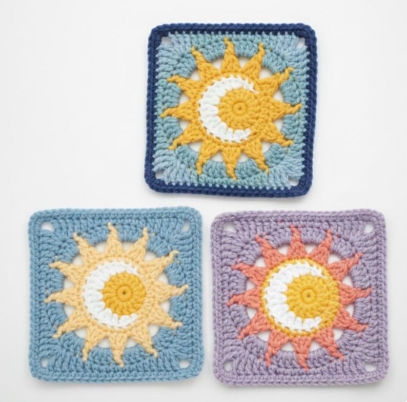 Pode incluir: Tr&ecirc;s quadrados de croch&ecirc; com um desenho de sol e lua. Cada quadrado apresenta um esquema de cores diferente: azul, amarelo e branco; azul, amarelo e creme; e roxo, laranja e creme. Os quadrados s&atilde;o quadrados com uma borda.