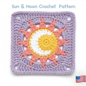 Pode incluir: Um quadrado de croch&ecirc; com um desenho de sol e lua. O sol &eacute; amarelo e p&ecirc;ssego, com uma lua crescente branca. O quadrado &eacute; lavanda com um ponto texturizado. O texto na parte superior diz "Sun & Moon Crochet Pattern".