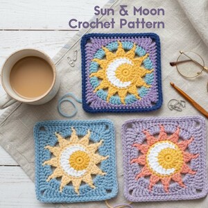 Puede incluir: Tres cuadrados de ganchillo con dise&ntilde;os de sol y luna en colores amarillo, blanco, azul, morado y melocot&oacute;n. Los cuadrados est&aacute;n dispuestos sobre una superficie de color neutro, con una taza de caf&eacute; y herramientas de ganchillo cerca. El texto "Sun & Moon Crochet Pattern" est&aacute; en la parte superior.