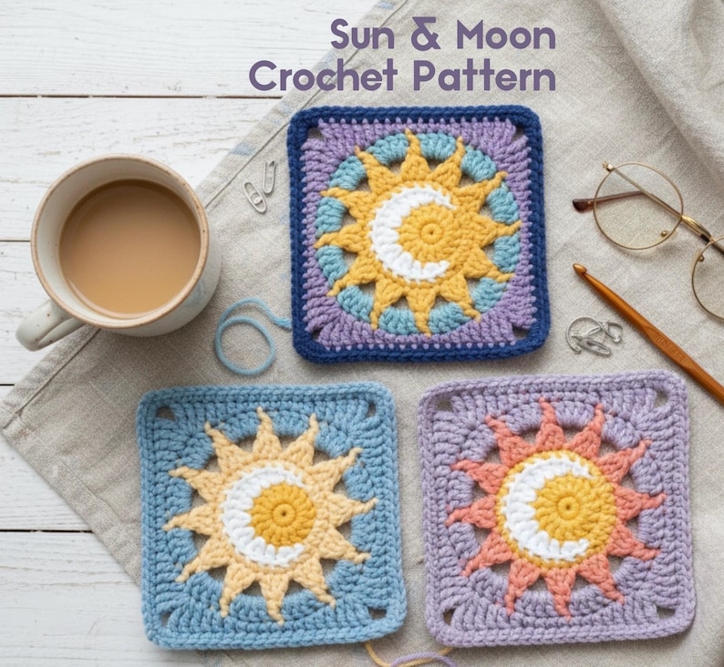 Puede incluir: Tres cuadrados de ganchillo con dise&ntilde;os de sol y luna en colores amarillo, blanco, azul, morado y melocot&oacute;n. Los cuadrados est&aacute;n dispuestos sobre una superficie de color neutro, con una taza de caf&eacute; y herramientas de ganchillo cerca. El texto "Sun & Moon Crochet Pattern" est&aacute; en la parte superior.