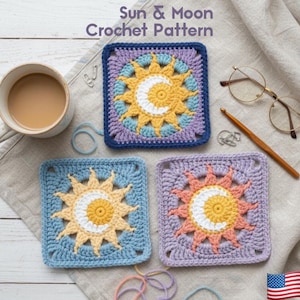 Puede incluir: Tres cuadrados de sol y luna de ganchillo en azul, morado y lavanda. Cada cuadrado presenta un diseño de sol y luna creciente en amarillo, blanco y melocotón. El texto "Sun & Moon Crochet Pattern" está en la parte superior.