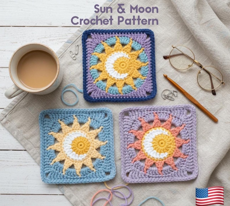 Pode incluir: Tr&ecirc;s quadrados de croch&ecirc; com padr&otilde;es de sol e lua em azul, roxo e lavanda. Os quadrados apresentam um desenho de sol e lua crescente em amarelo, branco e p&ecirc;ssego. O texto "Sun & Moon Crochet Pattern" est&aacute; no topo.