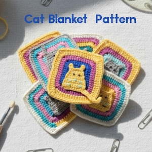 Puede incluir: Una colección de cuadrados de ganchillo coloridos, cada uno con un diseño de gato. Los cuadrados son en tonos de amarillo, azul, rosa y gris. El texto "Cat Blanket Pattern" es visible. También hay un ganchillo, hilo y clips.