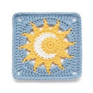 Pode incluir: Uma pe&ccedil;a quadrada de croch&ecirc; com um desenho de sol e lua. O sol &eacute; amarelo com uma lua crescente branca no centro, sobre um fundo azul claro. As bordas tamb&eacute;m s&atilde;o azul claro.