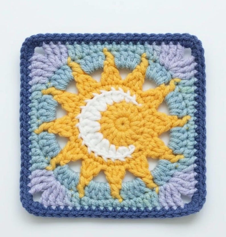 Pode incluir: Quadrado de croch&ecirc; com um desenho de sol e lua. O sol &eacute; amarelo com uma lua crescente branca. O quadrado tem uma borda azul e detalhes em azul claro e lavanda. Mede aproximadamente 20 cm x 20 cm.