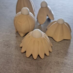 3D-printed spring flowers for hanging, made from PLA filament image 9