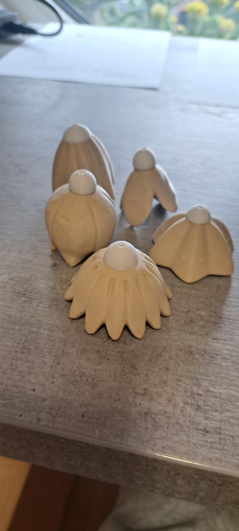 3D-printed spring flowers for hanging, made from PLA filament image 9