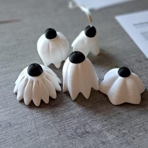 3D-printed spring flowers for hanging, made from PLA filament image 13