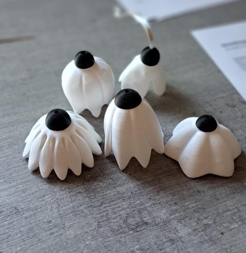 3D-printed spring flowers for hanging, made from PLA filament image 13