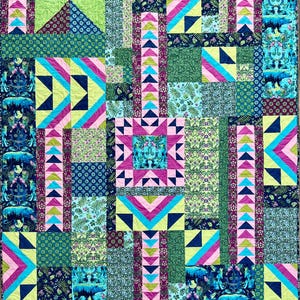 Pode incluir: Uma colcha de retalhos colorida com uma variedade de padrões geométricos e florais. A colcha apresenta quadrados e retângulos em tons de verde, azul, rosa e amarelo. O design inclui triângulos, chevrons e motivos florais estilizados. Um têxtil vibrante e atraente.