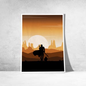 Peut inclure: Une affiche encadrée représentant une silhouette d'un personnage avec une cape et une figurine enfantine, sur fond de paysage désertique avec un grand soleil. La palette de couleurs est chaude, avec des nuances d'orange et de marron.