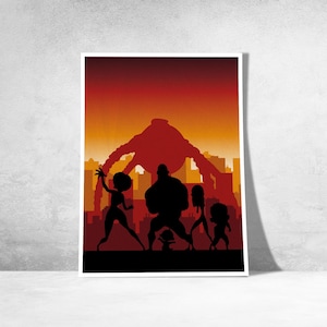 Può includere: Poster incorniciato con la silhouette di una famiglia di supereroi contro uno skyline. L'opera mostra la famiglia in azione, con una grande figura che incombe su di loro, ambientata su un cielo arancione e rosso sfumato.