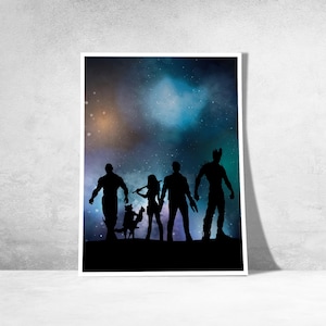 Peut inclure: Une affiche encadrée présentant les silhouettes de cinq personnages devant un fond de galaxie étoilée vibrante. Les personnages se tiennent sur une base sombre, avec un arrière-plan cosmique aux nuances de bleu, orange et blanc.