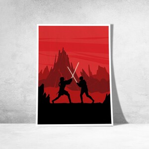 Può includere: Un poster incorniciato con la silhouette di due figure impegnate in un duello con la spada laser su sfondo rosso. Lo sfondo raffigura una catena montuosa. Le figure sono nere e le spade laser bianche.