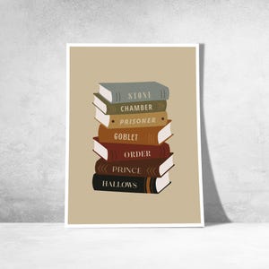Peut inclure: Impression représentant une pile de sept livres avec des titres tels que "Stone", "Chamber", "Prisoner", "Goblet", "Order", "Prince" et "Hallows". Les dos des livres sont de couleurs variées, dont le gris, le marron et le noir, sur fond beige.